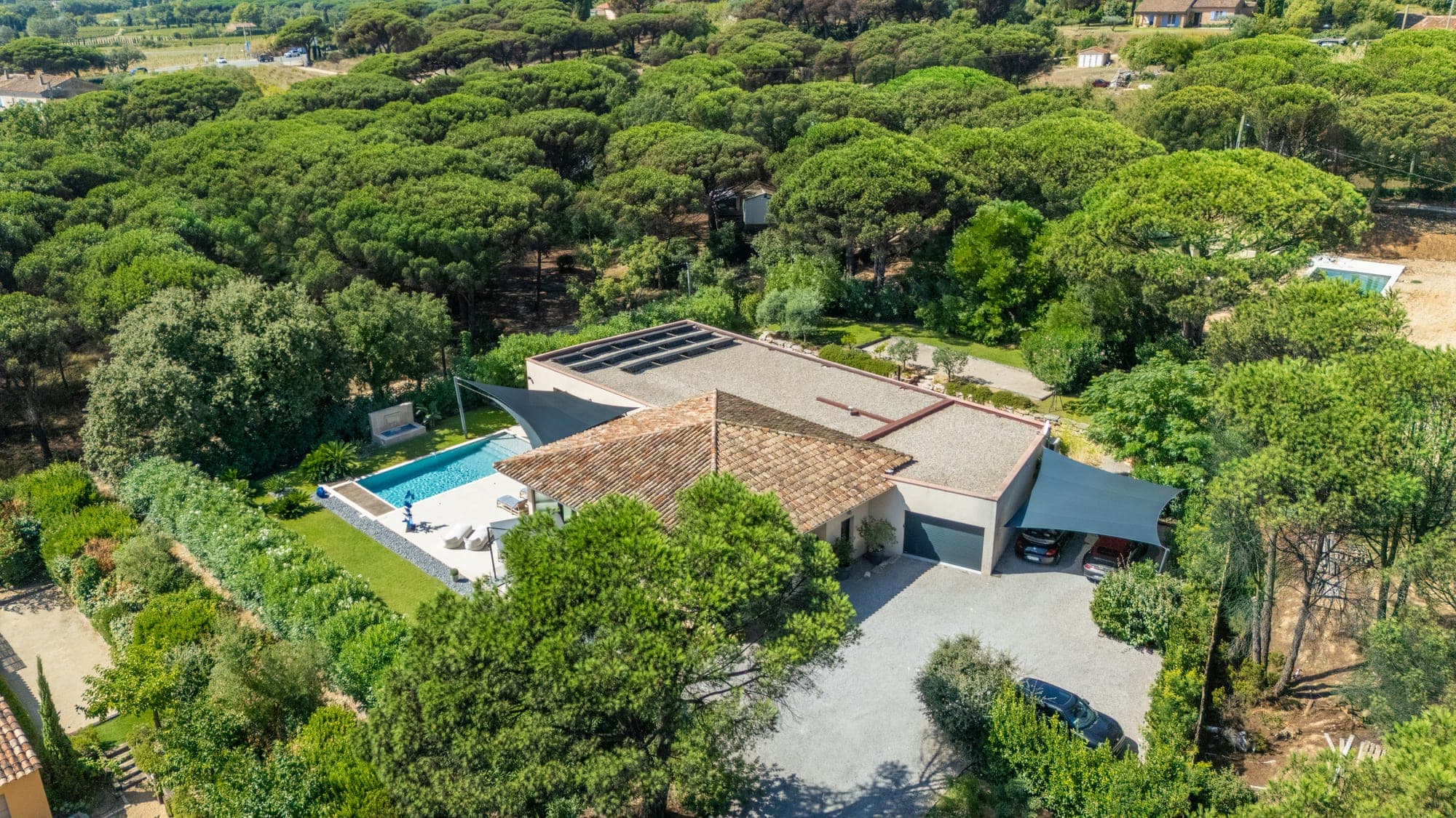 Vue aérienne du jardin et de la propriété